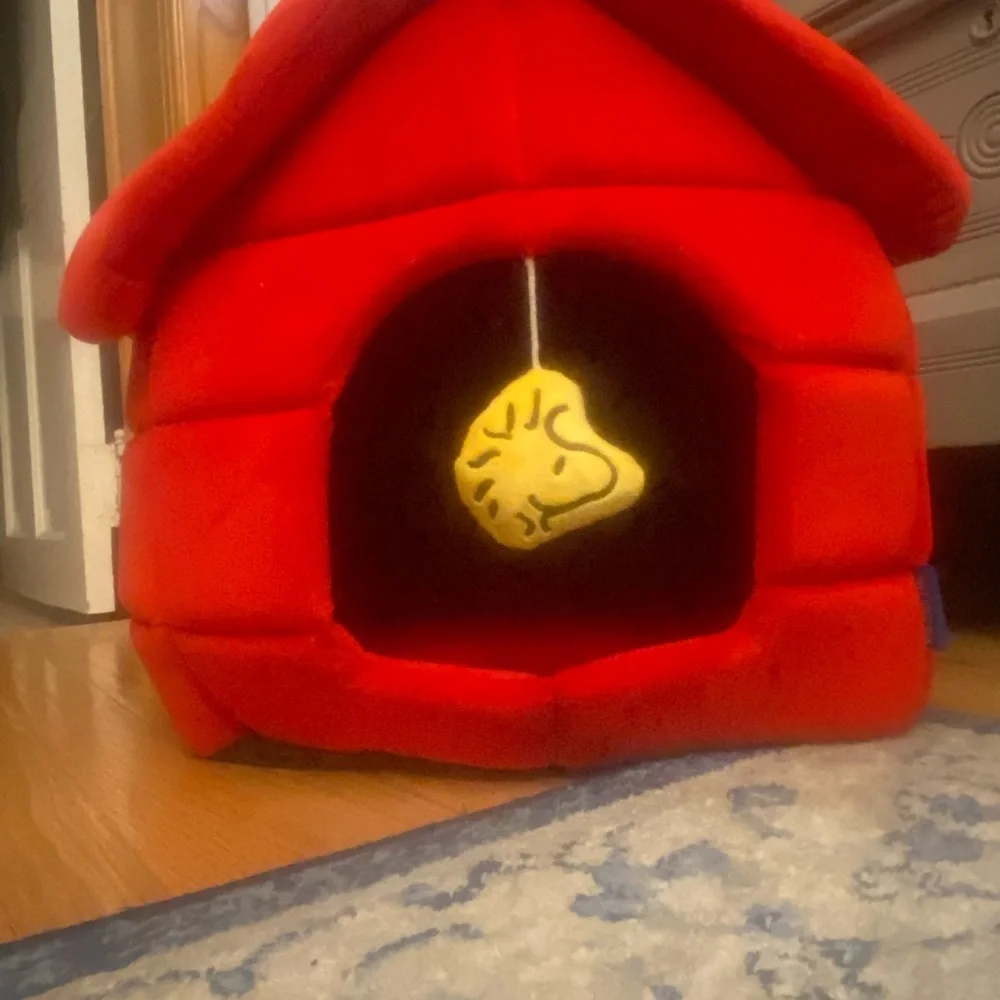 NWT PEANUTS PET HUT